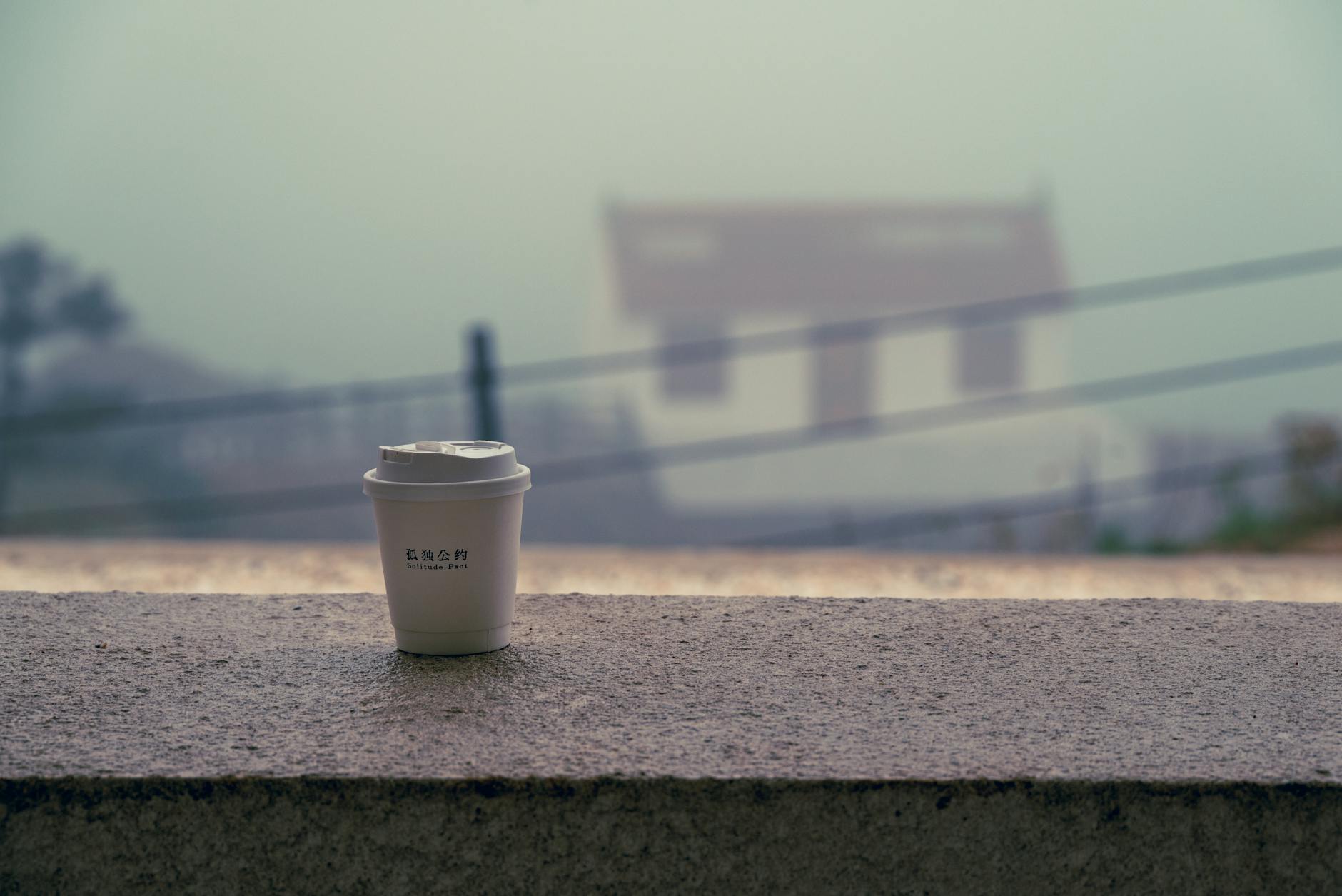 コーヒーカップと朝の静かな時間