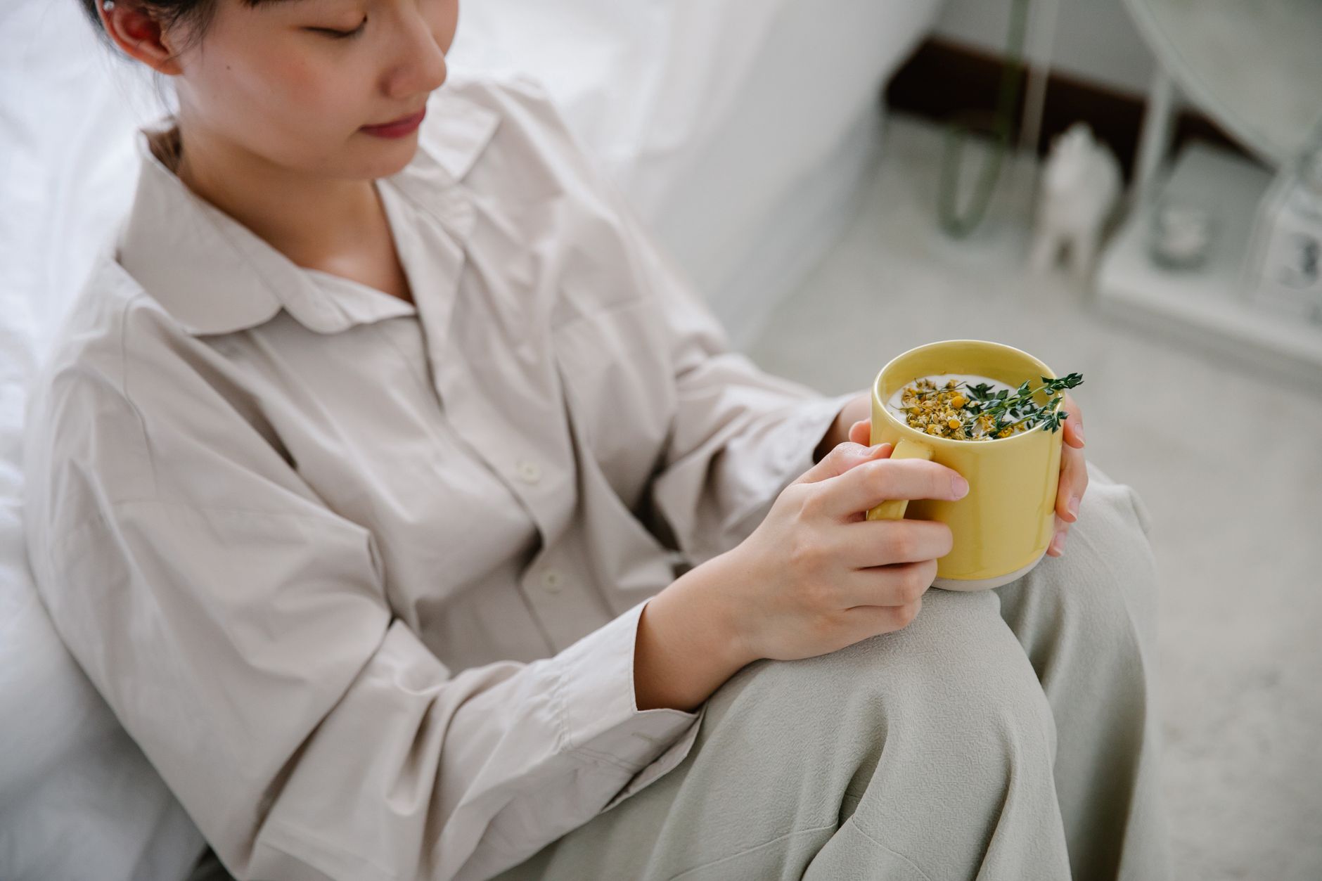 ハーブティーとリラックスした朝