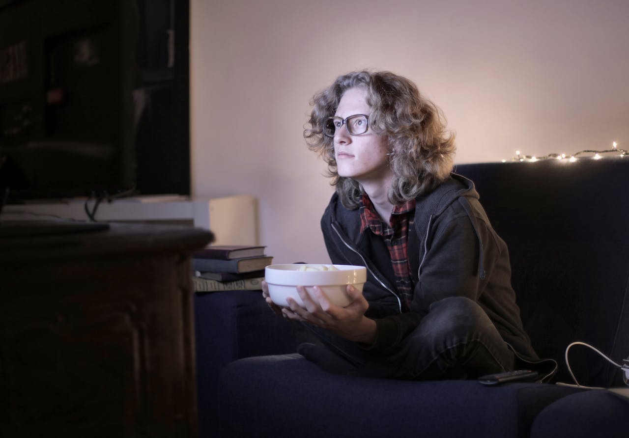 部屋でゆっくり映画を見てリラックスする時間