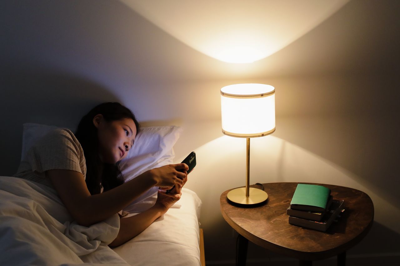 暗い部屋でスマホを見る夜の習慣