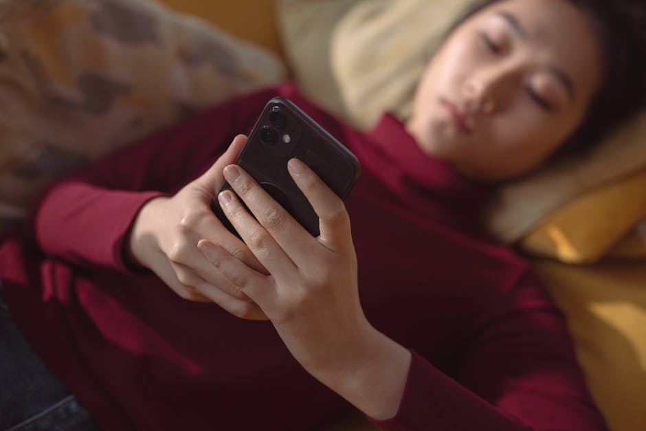スマホを置いてぼーっとくつろぐ人